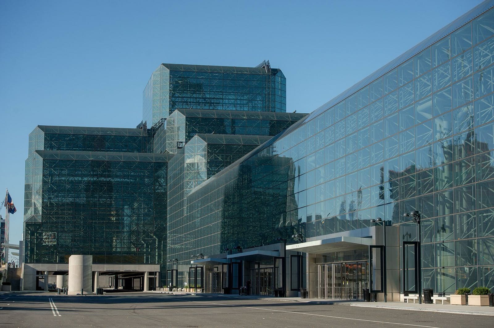 Javits Centerの正面入口とその前を通る搬入用のインナーロードウェイ。車両のない路面とガラス張りの建物が続く
