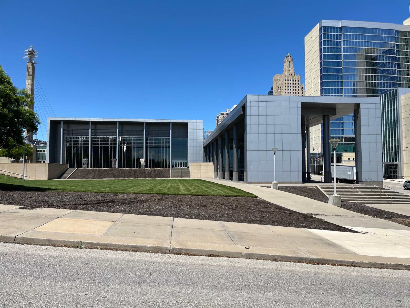 Kansas City Convention CenterのGrand Ballroom入口。左奥にSky Stationsの塔、右奥にダウンタウンの高層ビル群が見える