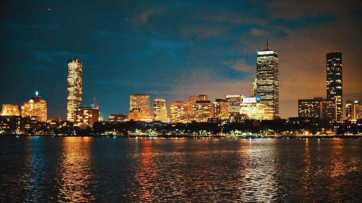 チャールズ川越しに見たボストンBack Bay地区の夜景。中央にPrudential Towerがそびえる