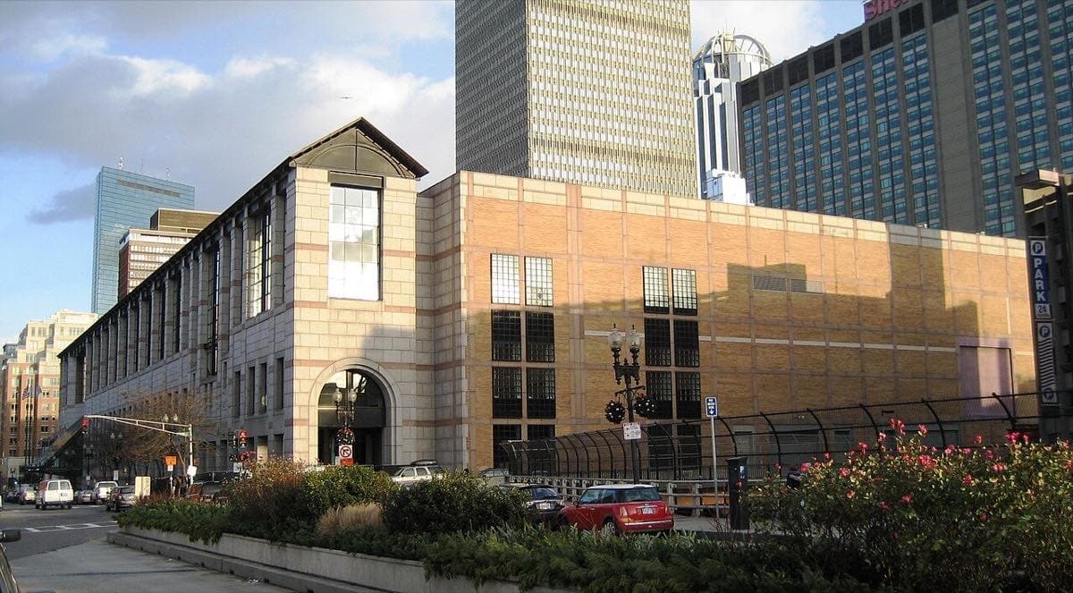 ボストンのBoylston Street側から見たJohn B. Hynes Convention Centerの外観。背後にPrudential Towerが立つ