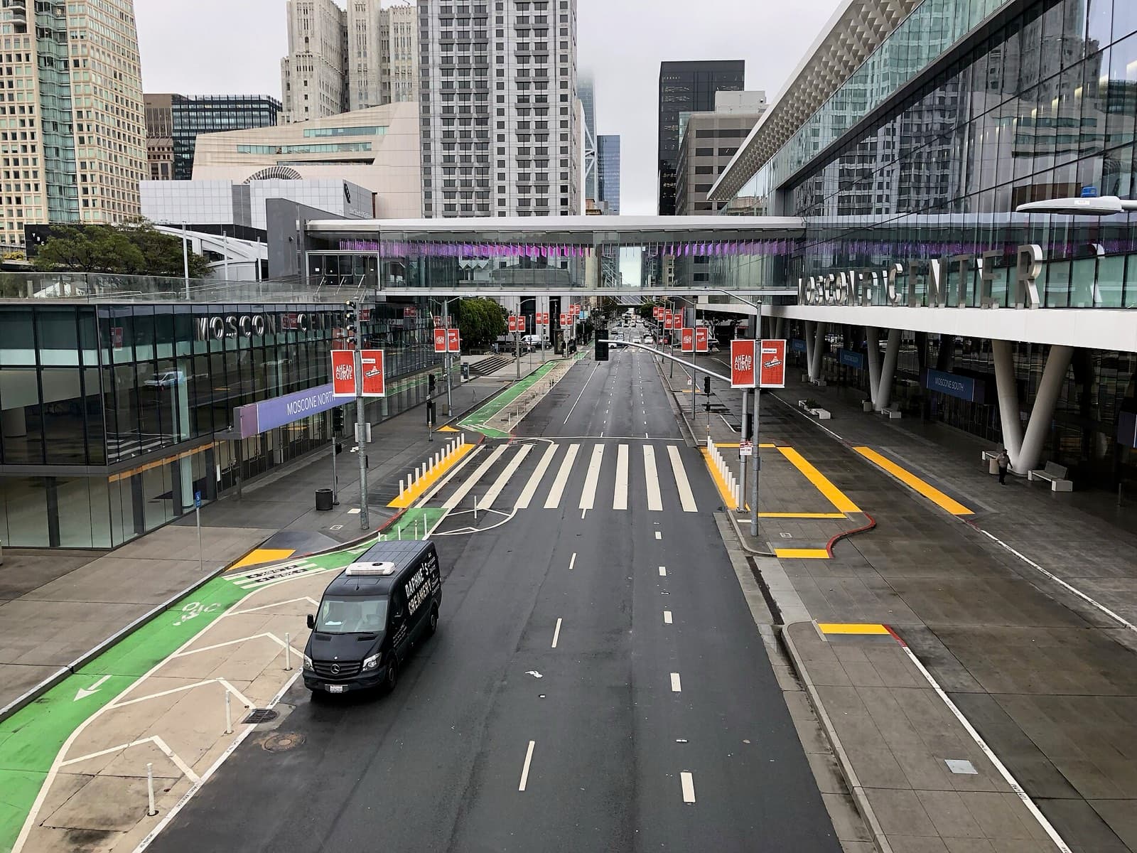 Howard Streetをまたぐ連絡橋と、その両側に建つMoscone CenterのNorthとSouth。奥にサンフランシスコ中心部の高層ビル群