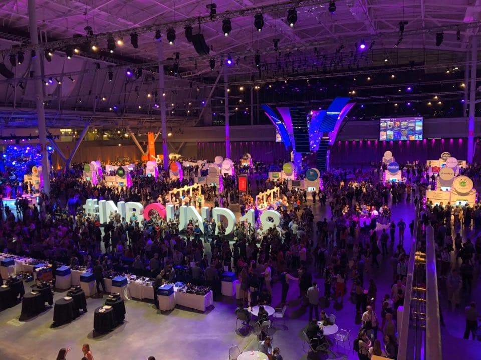 大型ホールを見下ろした写真。中央に「#INBOUND18」の立体文字が置かれ、その周囲をスポンサーブースと多数の来場者が囲んでいる