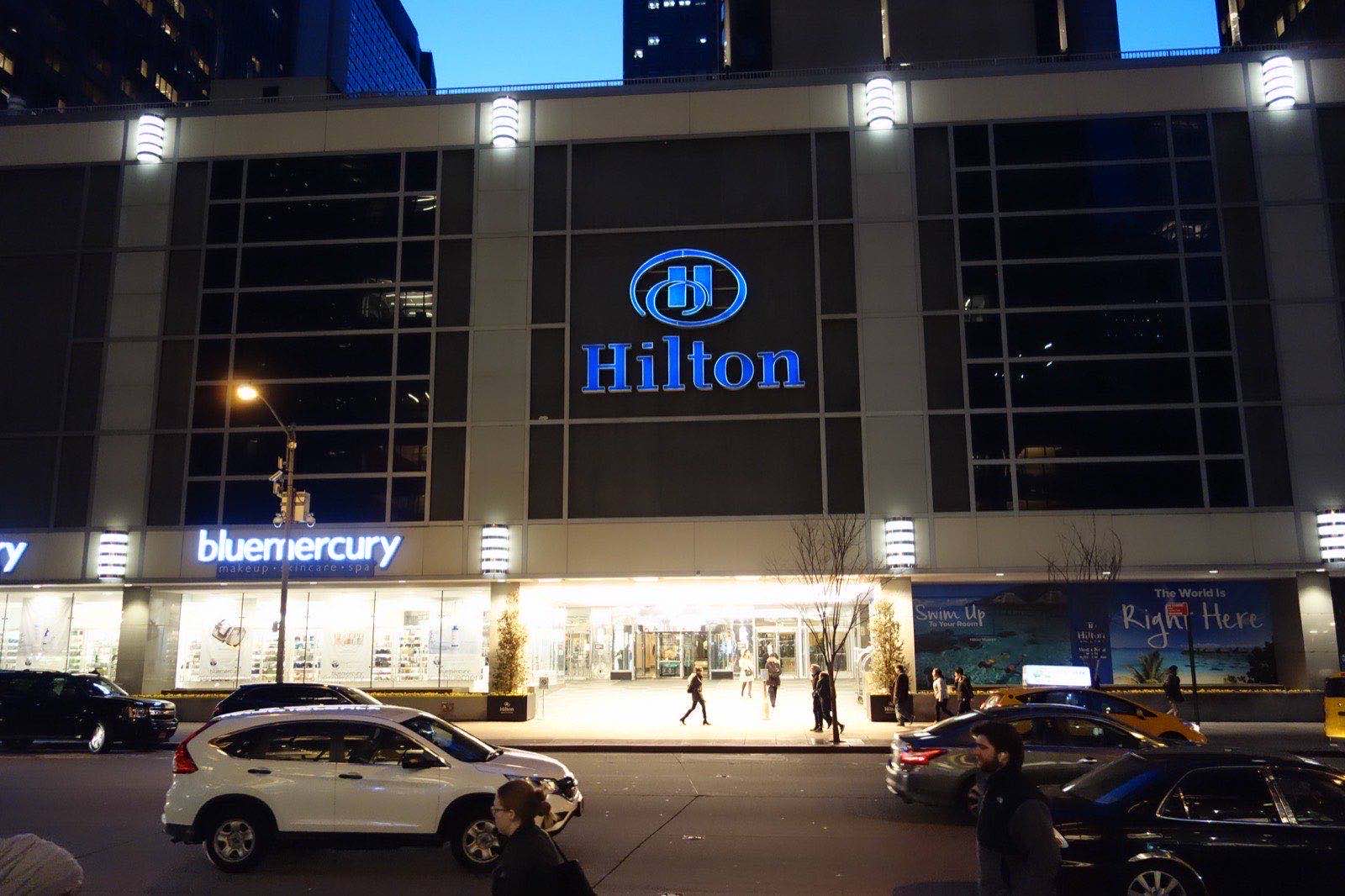6番街と53丁目の交差点から見上げたNew York Hilton Midtownの高層ビル外観