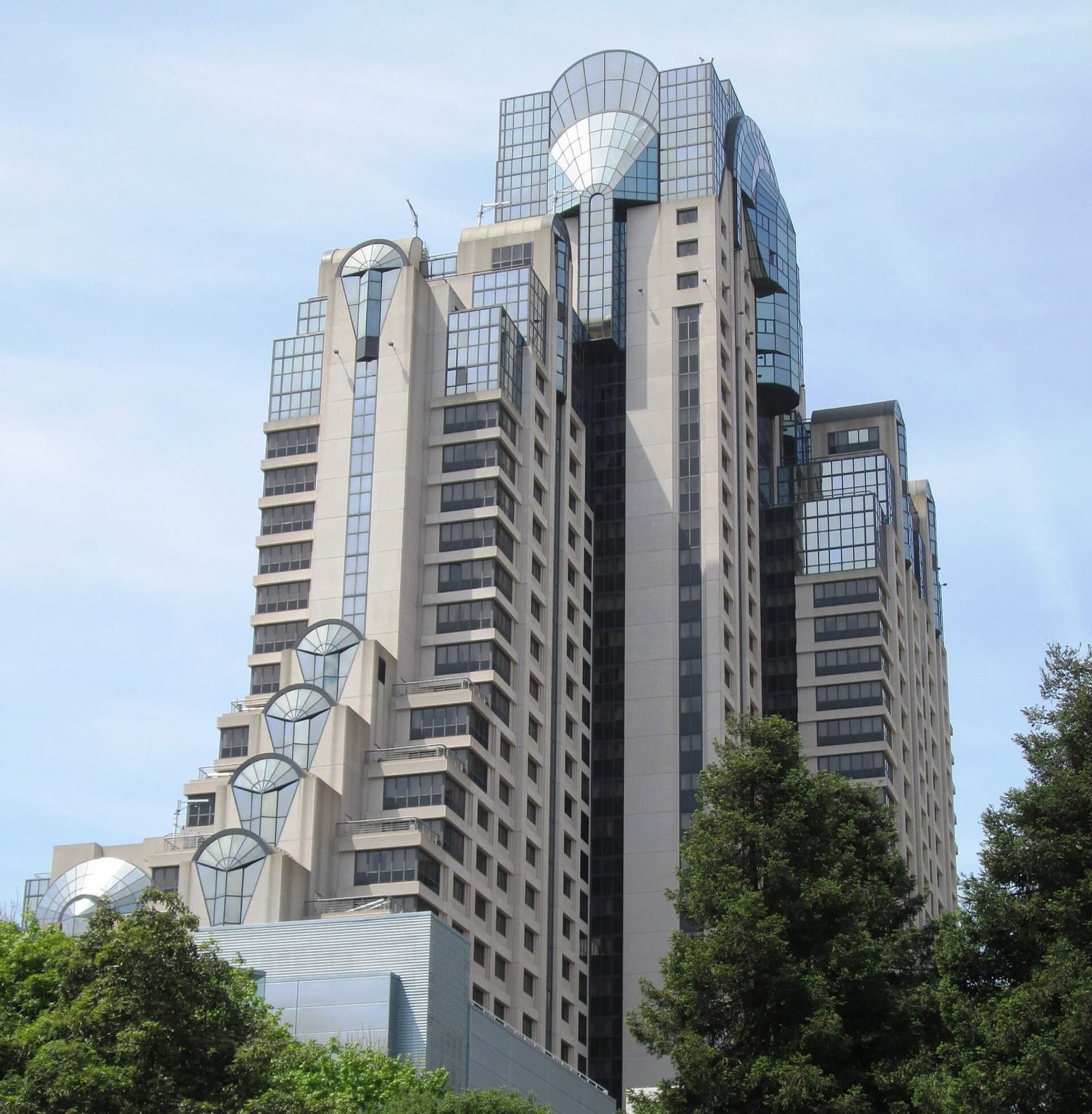 Yerba Buena Gardensの木立越しに見上げるSan Francisco Marriott Marquisの高層棟。最上部に扇形のガラス窓が並んでいる