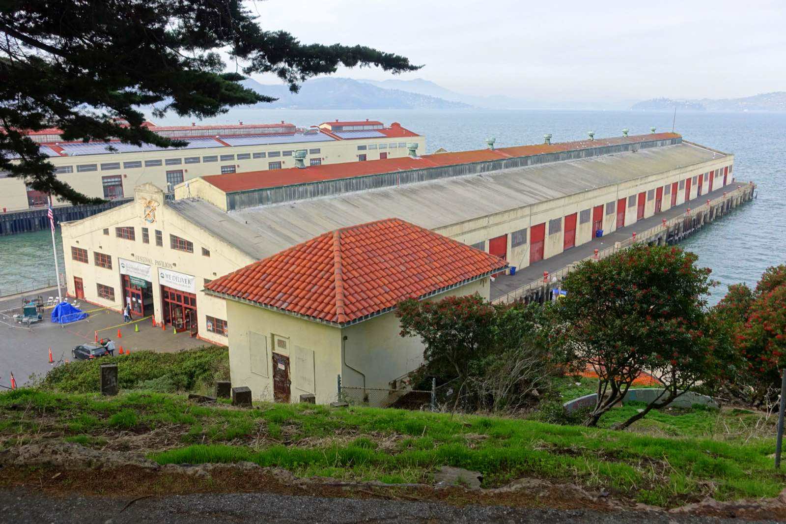 サンフランシスコ湾に突き出したFort Mason CenterのFestival Pavilion。切妻屋根の入口に会場名の看板が掲がる