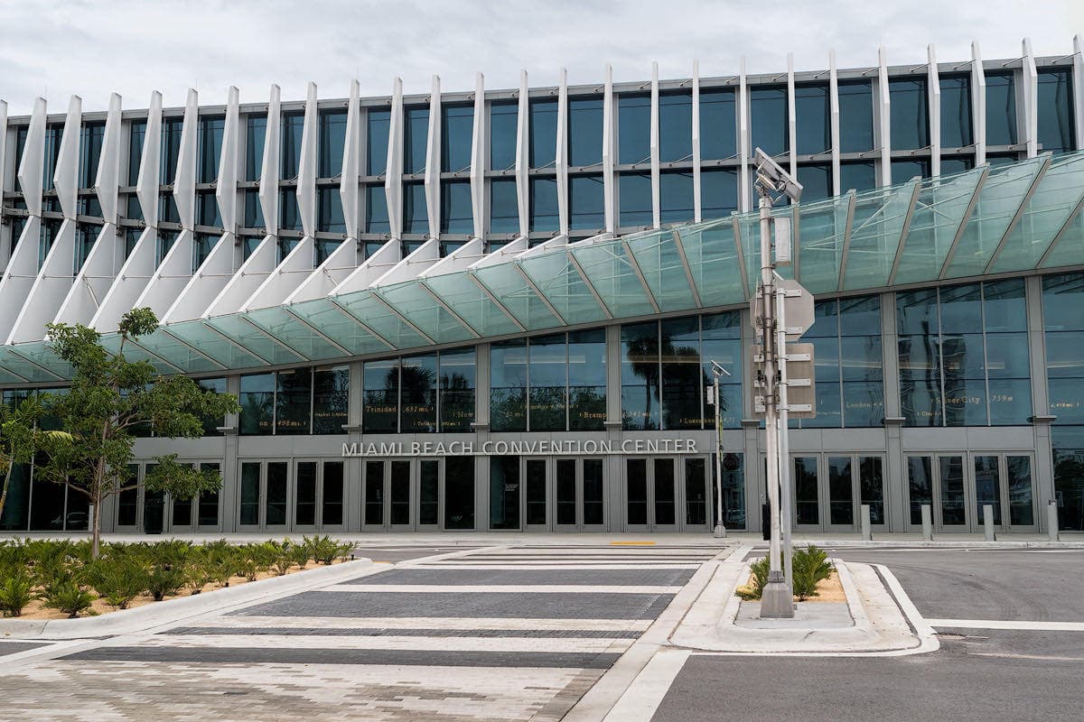 ガラス張りのファサードに白いフィンが並ぶMiami Beach Convention Centerの正面外観
