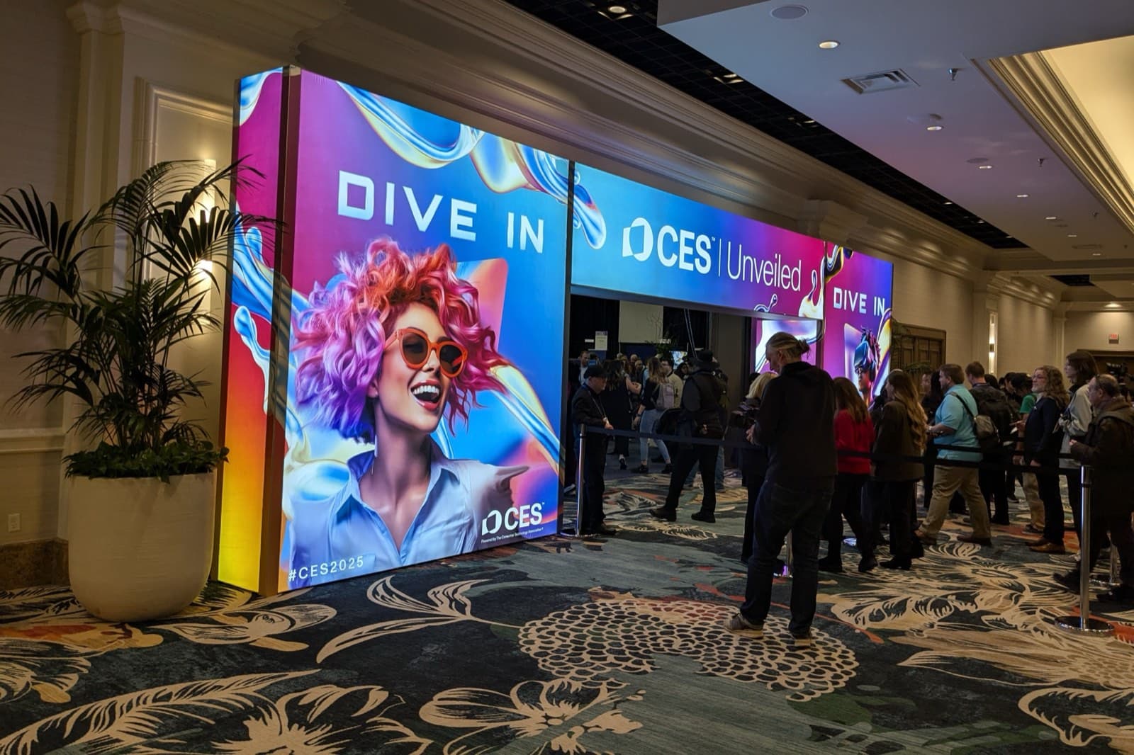 CES Unveiledの入口に置かれた大型のCESデジタルサイネージと、入場を待つ来場者