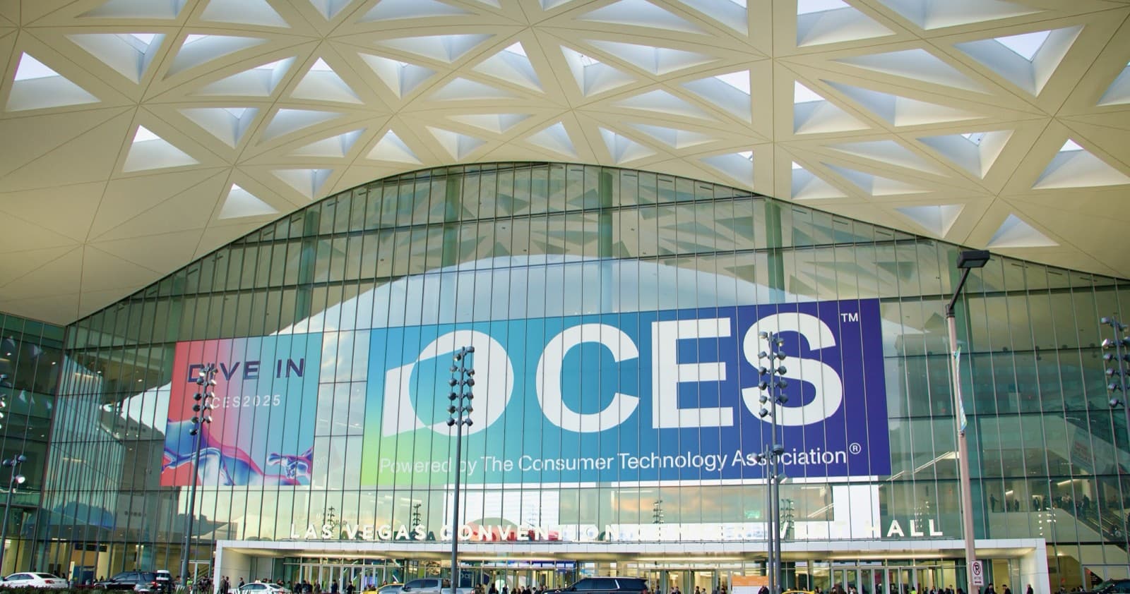 巨大なCESのバナーを掲げたLas Vegas Convention Center West Hallのガラス張りの外観