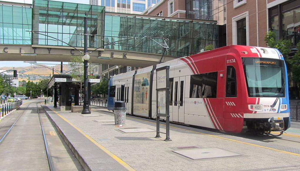 行き先表示にGRN-AIRPORTと出したUTA TRAXグリーンラインの車両がCity Center駅に停車している