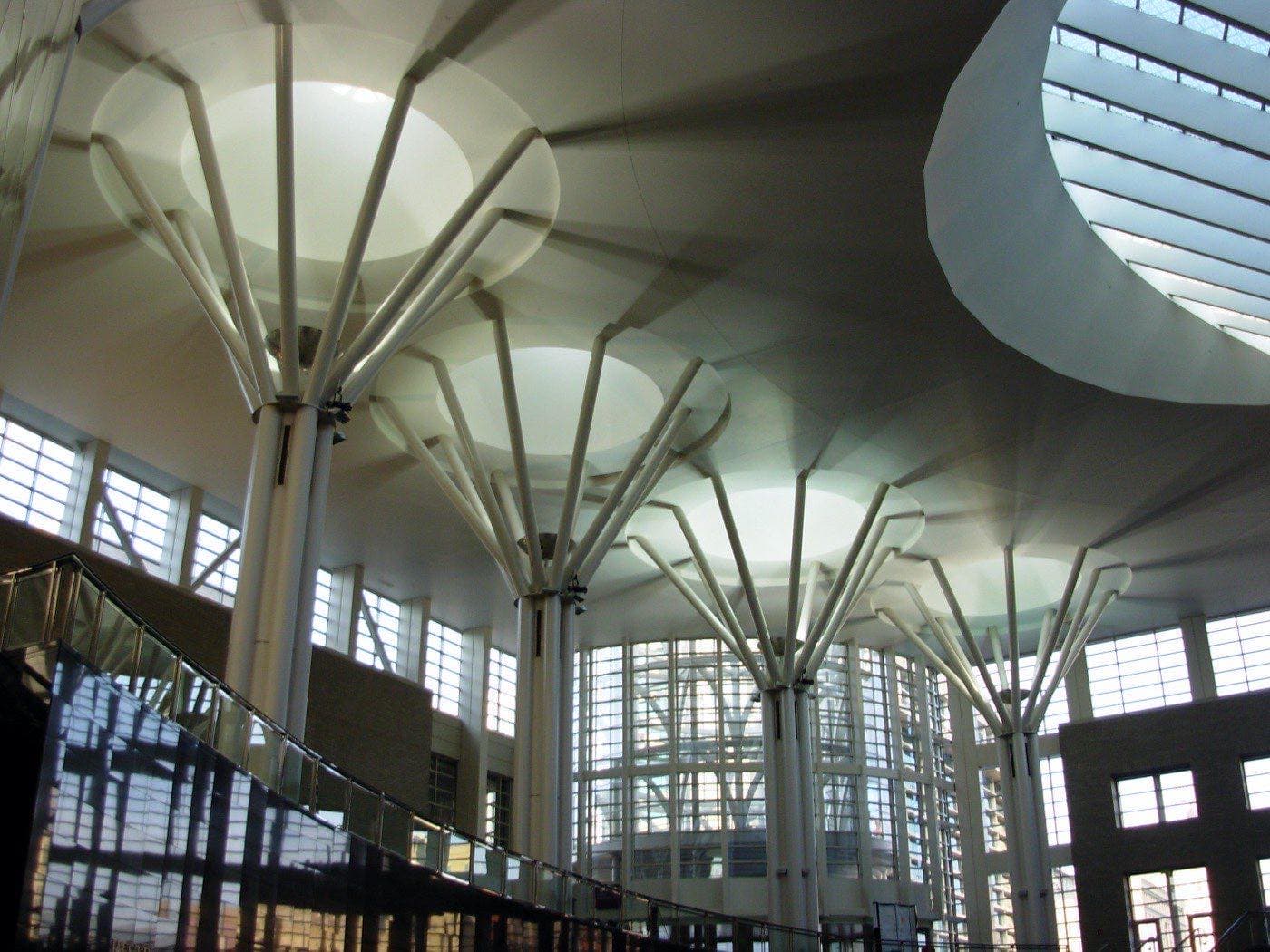 Salt Palace Convention Centerの東側エントランス内部。傘のような形状の柱が支える大屋根の吹き抜け空間
