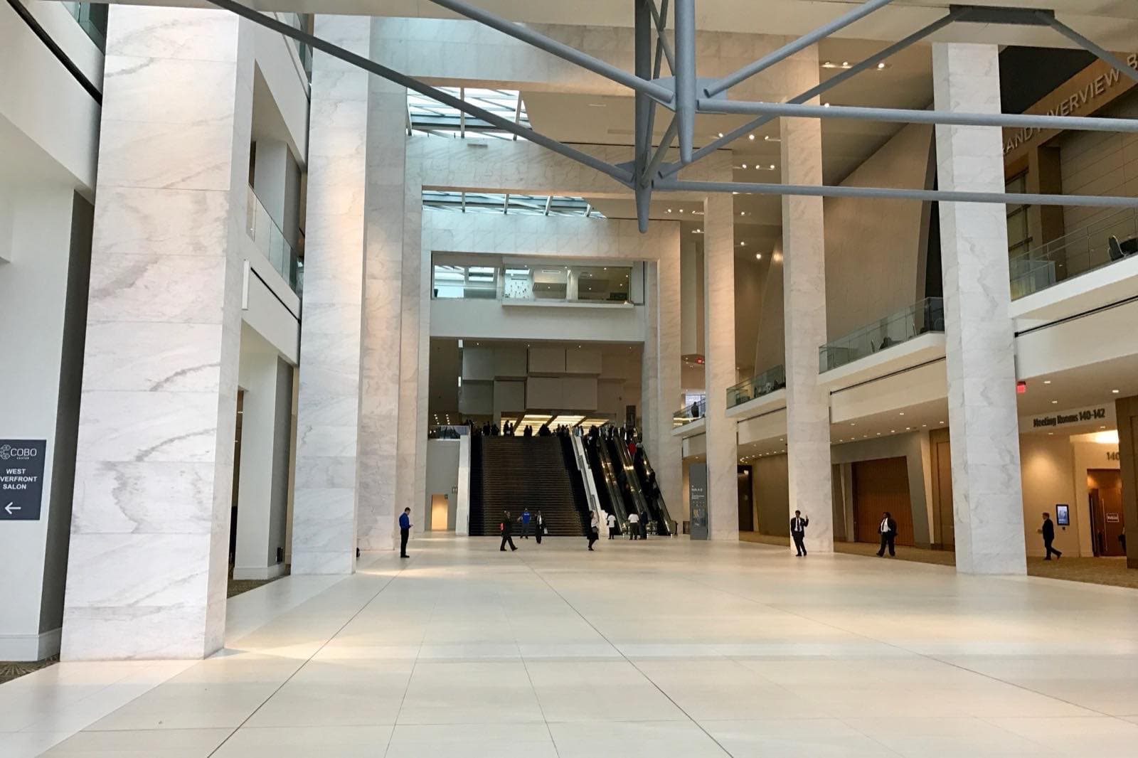 Huntington Placeの大理石張りのアトリウム。奥に展示ホールへ上がる大階段とエスカレーターが並び、数人が歩いている