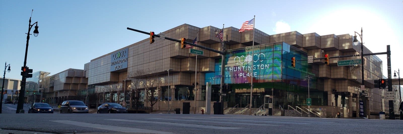 Washington Boulevardとの交差点から見たHuntington Placeの外観。ベージュのプレキャストコンクリートの外壁とガラス張りのエントランス、Huntington Placeのロゴサイン