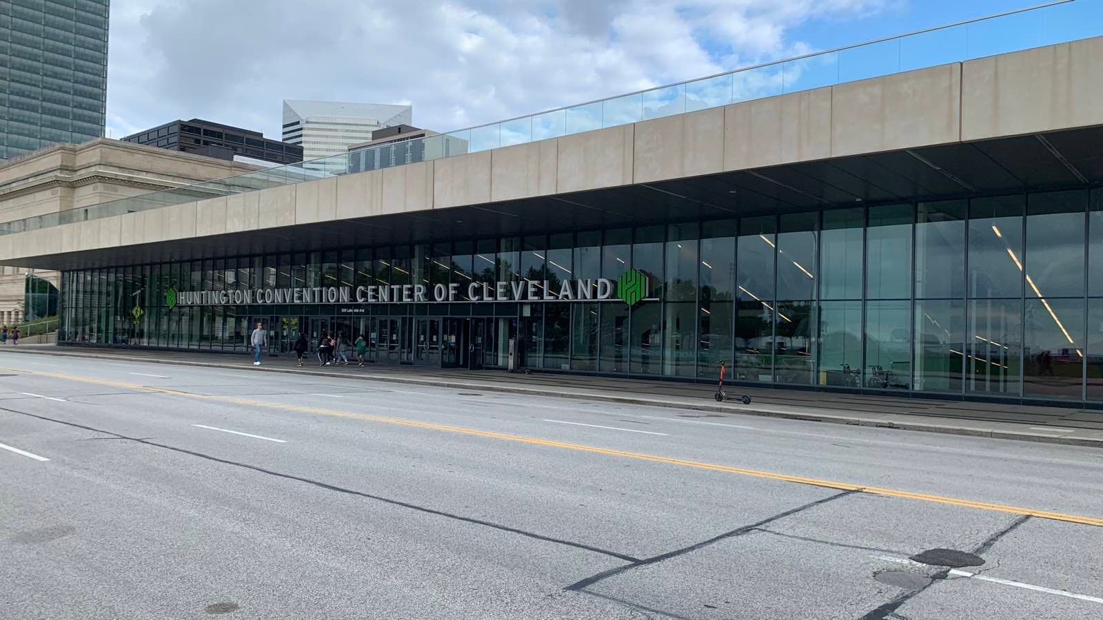 Huntington Convention Center of Clevelandのガラス張りのエントランス。ファサードに会場名の文字が掲げられている