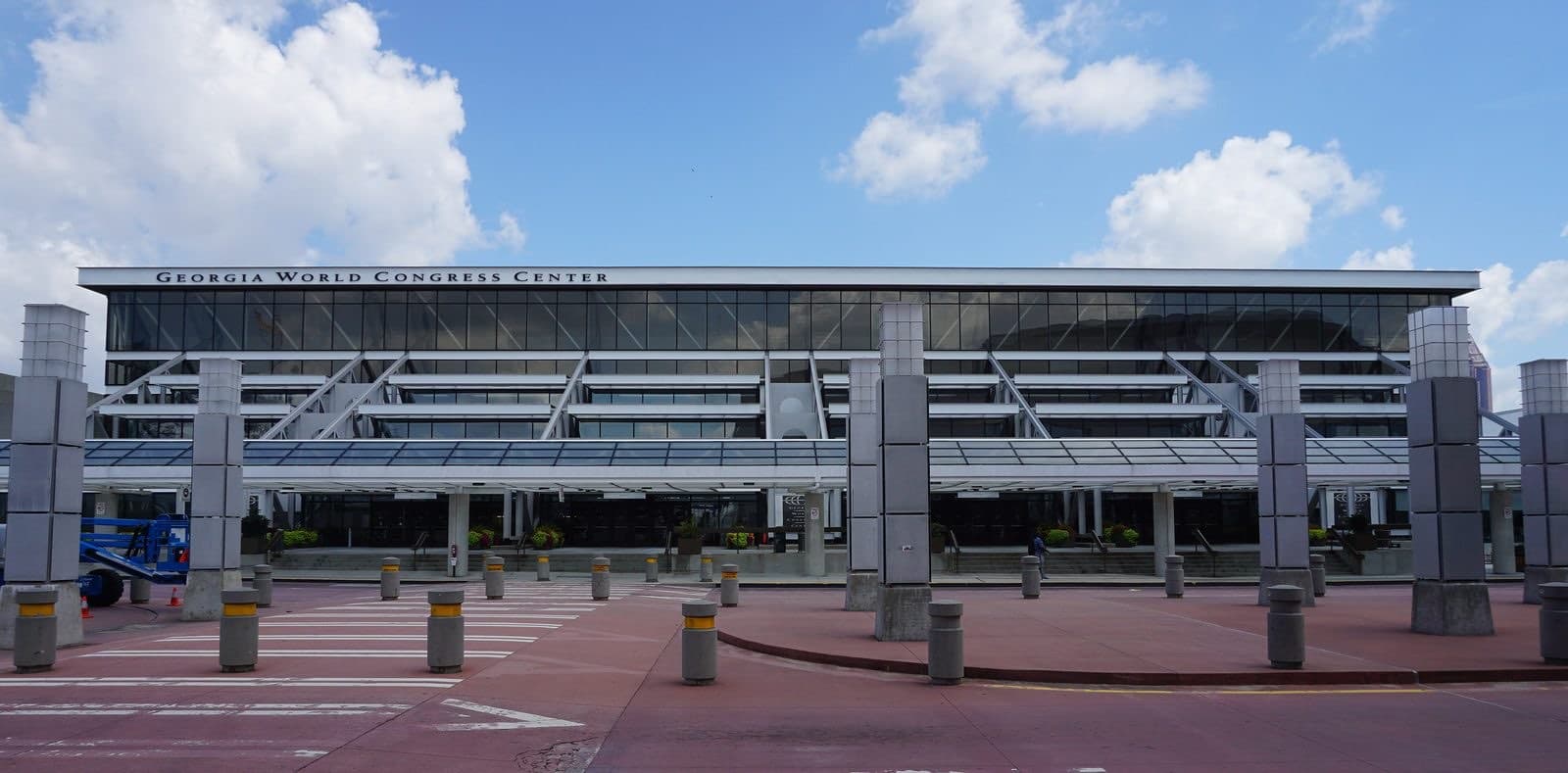 アトランタのGeorgia World Congress Centerの正面入口。ガラス張りの建物の上部に施設名の看板が掲げられ、手前に車寄せが広がっている