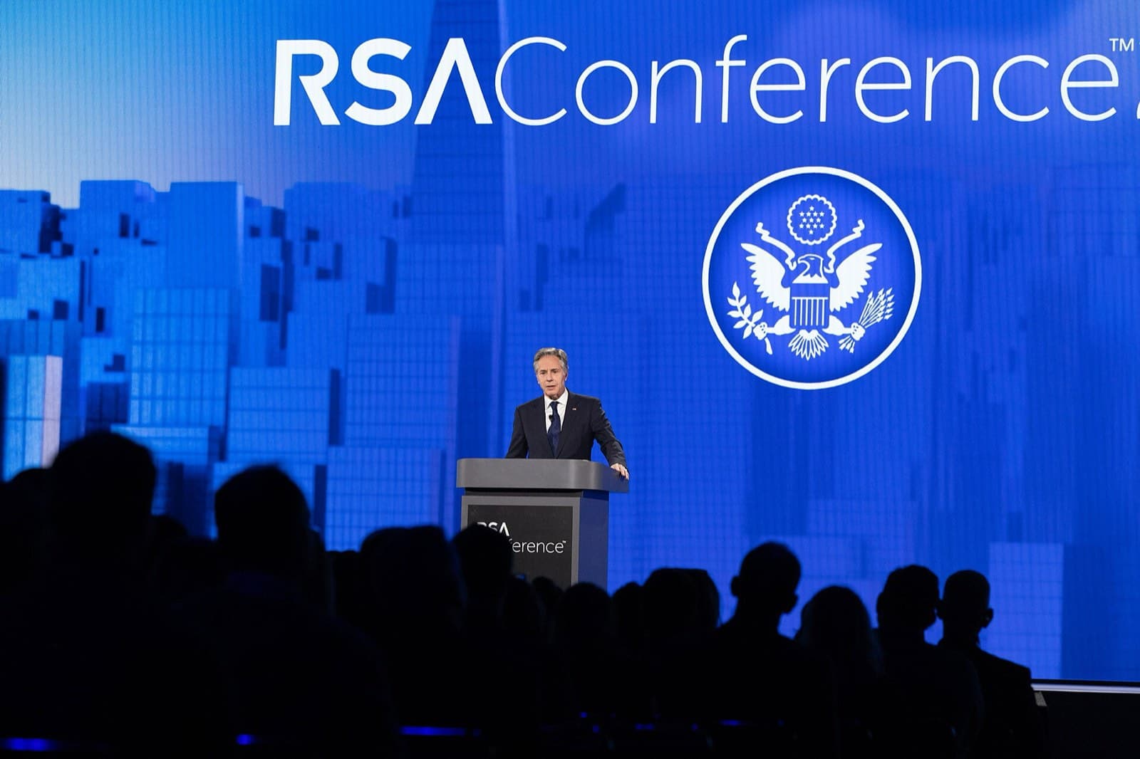 RSA Conferenceの基調講演のステージ。大型スクリーンにRSA Conferenceのロゴと米国の国章が映り、演台に登壇者が1人立つ