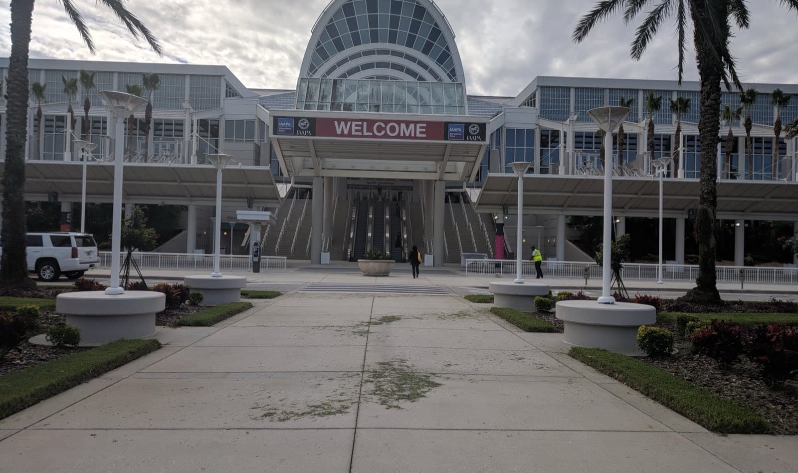 Orange County Convention Center北コンコースの正面入口。庇の下にエスカレーターが並び、上部にWELCOMEの横断幕が掛かっている
