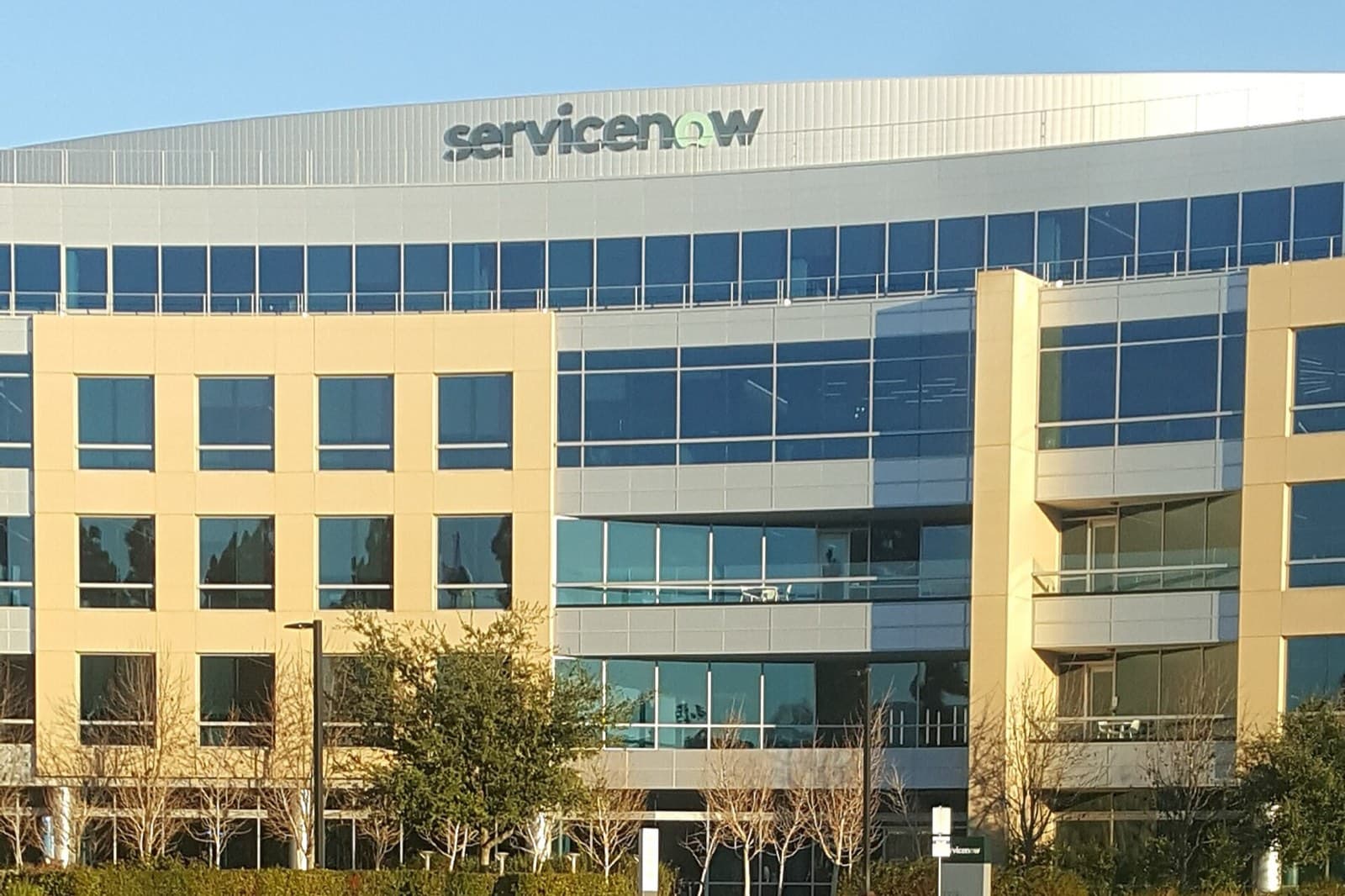カリフォルニア州サンタクララにあるServiceNow本社の外観。曲面の屋根に社名のロゴが掲げられている