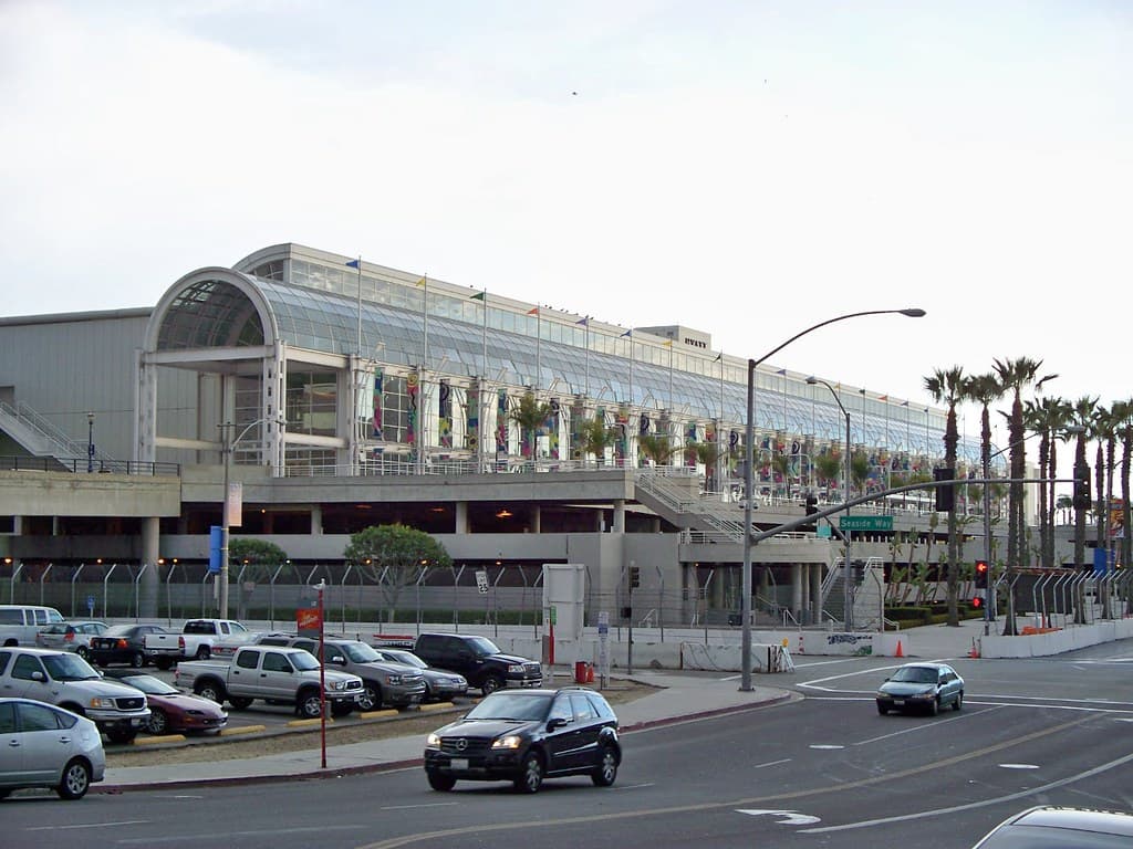 ガラスアーチのプロムナードが続くLong Beach Convention Centerの展示ホール棟の外観