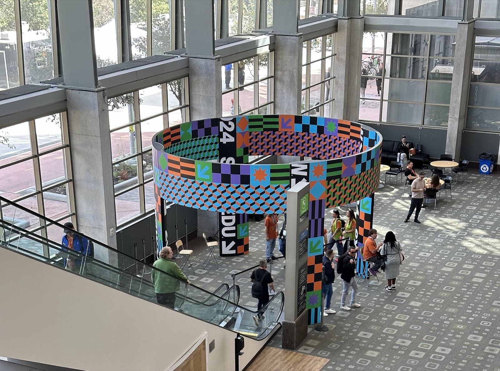 Austin Convention Centerの吹き抜けロビー。ガラス張りの壁を背に、幾何学模様のリング状インスタレーションが置かれている