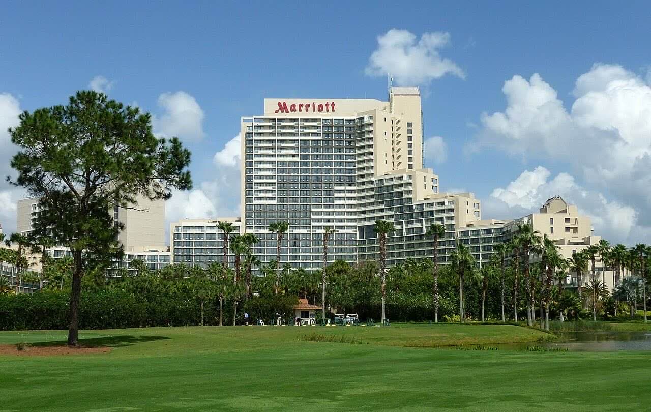 ゴルフ練習場の芝生の先に建つOrlando World Center Marriottの白い高層タワー